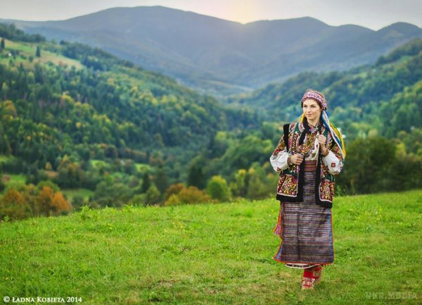 Сучасна українська етно-фотографія: колоритно, соковито, яскраво. Автентичні костюми, чудова природа, невигадливі, але щирі емоції моделей – все продумано до дрібниць. Замальовки яскраві та свіжі, вони розкривають красу і різноманіття української народної культури.