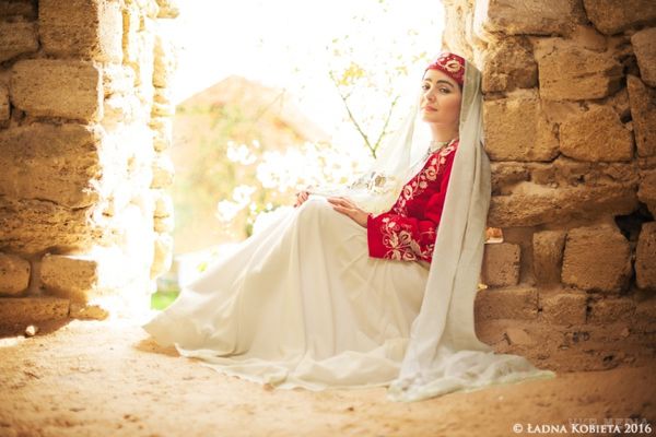 Сучасна українська етно-фотографія: колоритно, соковито, яскраво. Автентичні костюми, чудова природа, невигадливі, але щирі емоції моделей – все продумано до дрібниць. Замальовки яскраві та свіжі, вони розкривають красу і різноманіття української народної культури.