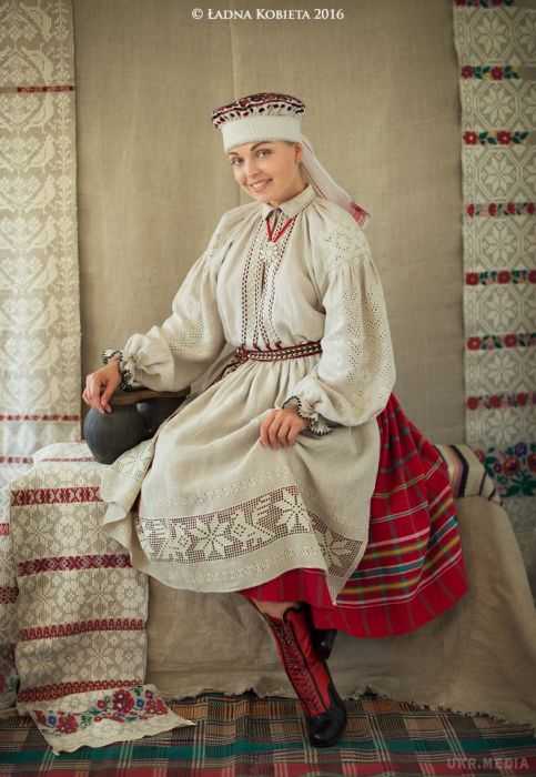 Сучасна українська етно-фотографія: колоритно, соковито, яскраво. Автентичні костюми, чудова природа, невигадливі, але щирі емоції моделей – все продумано до дрібниць. Замальовки яскраві та свіжі, вони розкривають красу і різноманіття української народної культури.