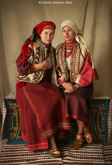 Сучасна українська етно-фотографія: колоритно, соковито, яскраво. Автентичні костюми, чудова природа, невигадливі, але щирі емоції моделей – все продумано до дрібниць. Замальовки яскраві та свіжі, вони розкривають красу і різноманіття української народної культури.