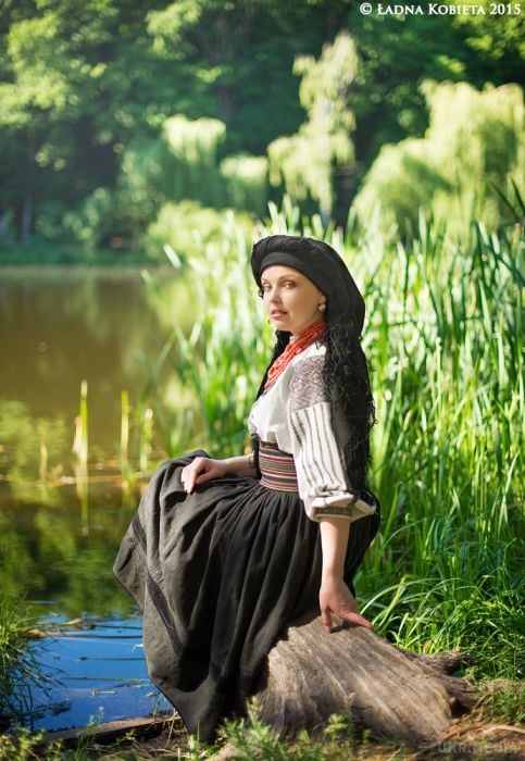 Сучасна українська етно-фотографія: колоритно, соковито, яскраво. Автентичні костюми, чудова природа, невигадливі, але щирі емоції моделей – все продумано до дрібниць. Замальовки яскраві та свіжі, вони розкривають красу і різноманіття української народної культури.