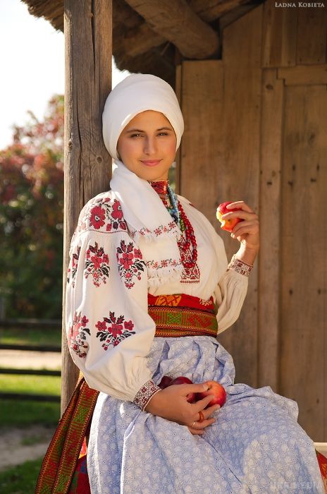 Сучасна українська етно-фотографія: колоритно, соковито, яскраво. Автентичні костюми, чудова природа, невигадливі, але щирі емоції моделей – все продумано до дрібниць. Замальовки яскраві та свіжі, вони розкривають красу і різноманіття української народної культури.