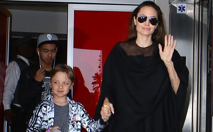 Через стрес на тлі розлучення Анджеліна Джолі викурює по дві пачки в день. 41-річна актриса Анджеліна Джолі (Angelina Jolie) на тлі стресу з-за складного процесу розлучення з Бредом Піттом (Brad Pitt) і боротьби за повне опікунство над шістьма дітьми почала багато курити.