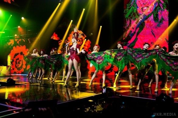Оля Полякова влаштувала феєричне шоу з падінням (фото). Суперблондинка Оля Полякова дала феєричний концерт у Палаці "Україна" - вражаюче світлове шоу, яке нагадувало карнавал в Ріо-де-Жанейро.