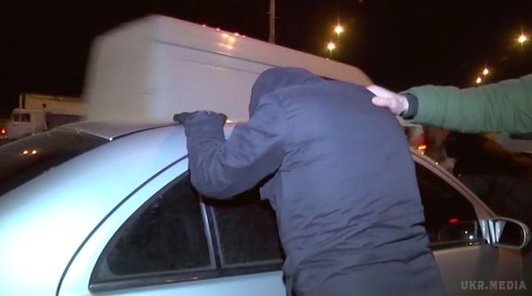 У Київській області затримали грузинського "злодія в законі" (відео). У затриманого вилучили пістолет, журналістське посвідчення та інші документи.