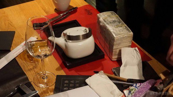 Військові встановили "таксу" торговцям. СБУ затримали двох посадовців військового концерну, які вимагали дев*ятсот тисяч доларів з одеських підприємців