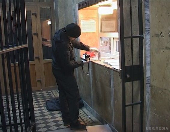 У Києві намагалися підпалити управління поліції. П'яний чоловік намагався підпалити приміщення Печерського управління поліції в Києві.
