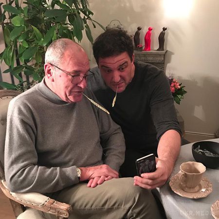 Ксенія Собчак поділилася смішним фото чоловіка та його батька. Ксенія вирішила показати, як тепер проходять сімейні будні.