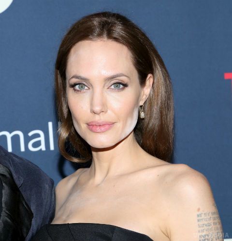 Анджеліна Джолі захопилася саморуйнуванням. Голлівудська діва не розлучається з сигаретами і практично нічого не їсть.