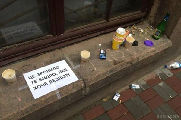 "Це бидло хоче безвиз?" Українців заслужено ткнули носом. Знімок, на якому показано, як українців дорікають за те, що вони смітять на вулицях.