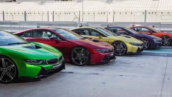 Гібридний спортивний автомобіль BMW i8s отримав кілька неординарних модифікацій. Представники автомобільного концерну BMW Abu Dhabi Motors заявили про випуск шести гібридних спортивних моделей. Кожна з них отримала незвичайні забарвлення . Розробники уточнили, що за основу взято червоний, жовтий, зелений, фіолетовий, оранжевий і жовті відтінки.
