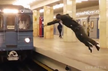 Москвич зробив сальто через залізничну колію в метро перед поїздом (відео). Екстремал зробив сальто через залізничну колію прямо перед проїжджаючим поїздом метро.