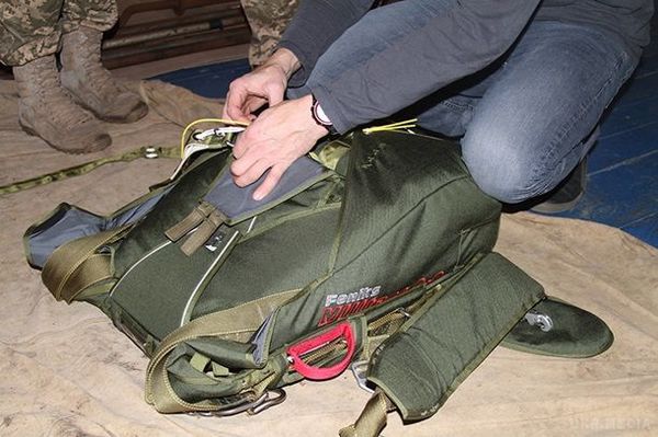 Українська армія випробувала нові парашутні системи. Військовослужбовці Сил спеціальних операцій Збройних сил України взяли участь у випробуванні нових парашутних систем.
