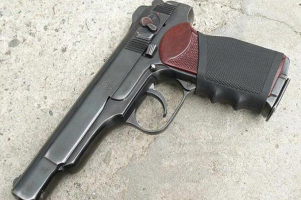 В Одесі п'ятирічний хлопчик знайшов пістолет. В Одесі п'ятирічний хлопчик знайшов пістолет.