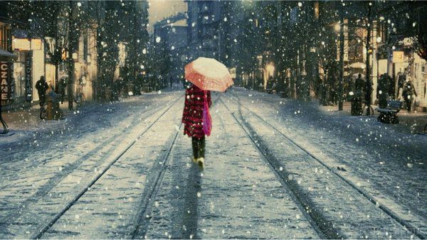 В Україну повертається сніг і похолодання. В Україні сьогодні за прогнозами синоптиків буде відносно тепла погода та невеликий дощ. Проте, наступний тиждень буде холодним та з мокрим снігом.