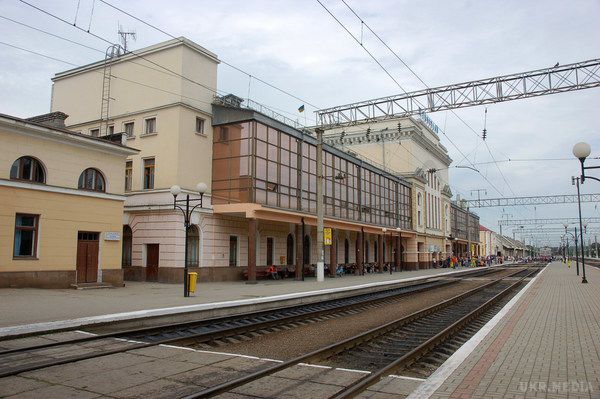  У Тернополі мама забула на вокзалі дворічного хлопчика. коли сідала у поїзд Трускавець -- Дніпро, молодшого вона чи то залишила, чи то забула на пероні. 