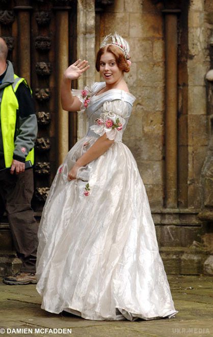 Британська принцеса Беатріс відправила до лікарні відомого співака та актора Еда Ширана. Випадково ударивши його мечем