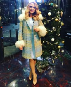 Ольга Сумська показала, як готується до Нового року (фото). Акторка опублікувала фото зі зйомок новорічного шоу на одному з українських телеканалів.