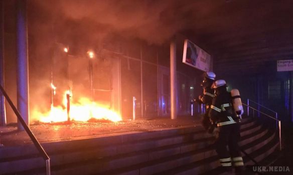 У Гамбурзі близько 40 осіб у масках підпалили будівлю, де пройде саміт ОБСЄ (фото). У Гамбурзі близько 40 осіб у масках підпалили будівлю, де через два тижні має відбутися саміт ОБСЄ.