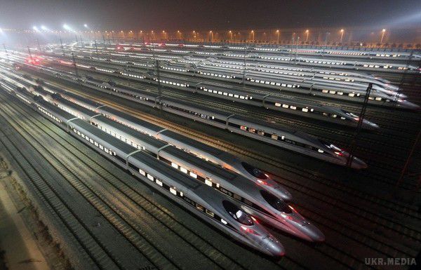 КНР виділила 35,8 млрд доларів на будівництво залізниці в Пекіні. У трьох провінціях КНР вирішено виділити 35,8 американських доларів для створення нової залізничної гілки сполучення між ними. Гроші вже були представлені урядом Пекіна і Тяньцзіня Хебей.