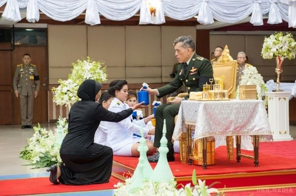 Таїланд проголосив нового короля, який ошеломив світ ексцентричним зовнішнім виглядом. Маха Вачіралонгкорн не популярний серед населення через свою екстравагантну поведінку.