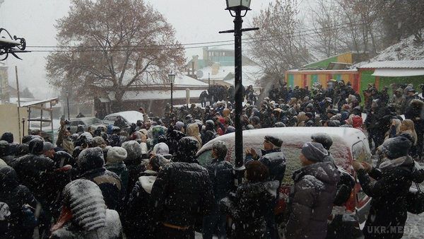 На Подолі на відкриття театру-крематорію зібрався мітинг. На Андріївському узвозі почалася офіційна презентація театру, який в соцмережах охрестили крематорієм через те, що архітектура будівлі не вписується в загальний фон.