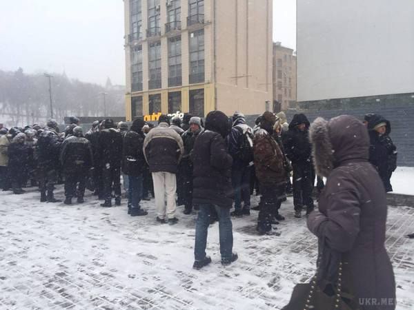 На Подолі на відкриття театру-крематорію зібрався мітинг. На Андріївському узвозі почалася офіційна презентація театру, який в соцмережах охрестили крематорієм через те, що архітектура будівлі не вписується в загальний фон.