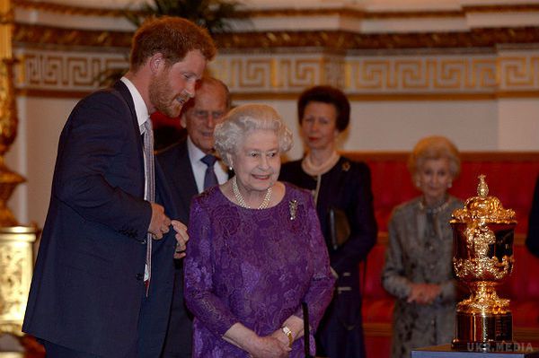 Єлизавета II благословила принца Гаррі на весілля. Королева Великобританії Єлизавета II благословила свого онука принца Гаррі на заручини з актрисою Меган Маркл. Раніше він отримав підтримку про свого брата принца Вільяма.
