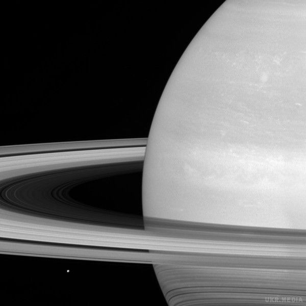У мережі з'явилася фотографія наймасштабнішої зірки Сатурна і його супутника Мимаса.  Який виглядає як маленька крапка.