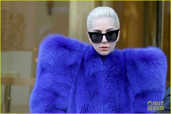  Щось неймовірне знову одягла Леді Гага (фото). 30-річна співачка гуляла по Парижу у яскраво-синій шубі й на екстра високих підборах.