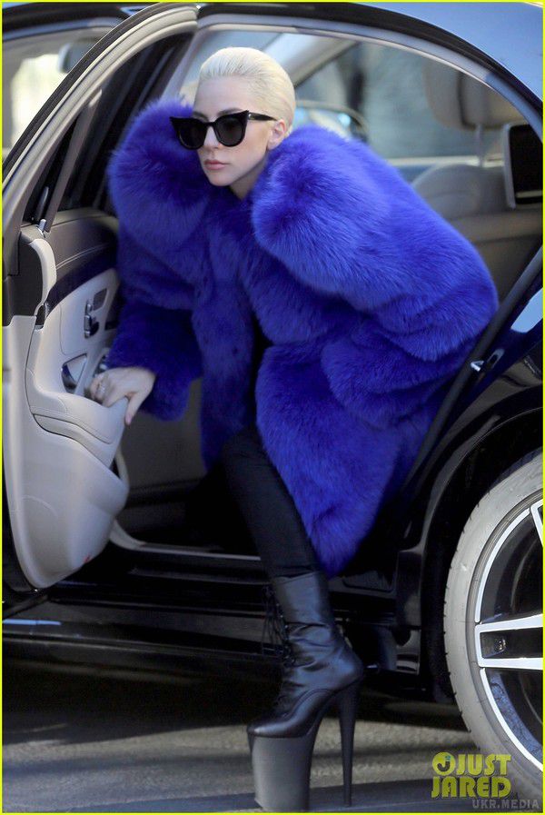  Щось неймовірне знову одягла Леді Гага (фото). 30-річна співачка гуляла по Парижу у яскраво-синій шубі й на екстра високих підборах.