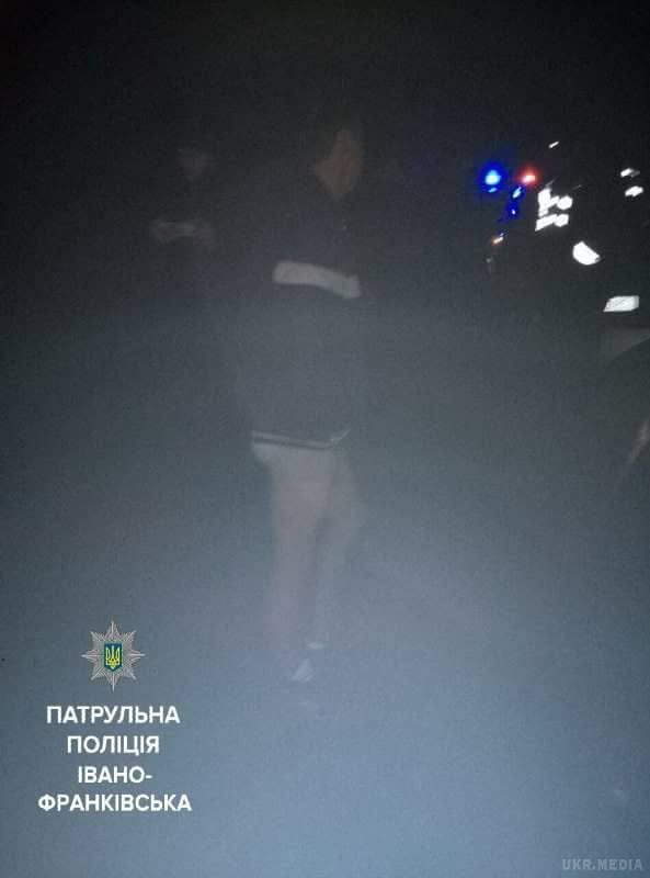 В Івано-Франківську голий водій тікав від поліції на швидкості 180 км/год (фото, відео). . Близько години водій і його пасажир тікали від поліції.