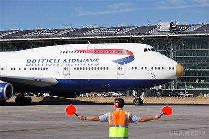 Британська авіакомпанія проконтролює пасажирів за допомогою «цифрових пігулок». Британська авіакомпанія British Airways задумалася про спосіб контролю за станом здоров'я своїх пасажирів за допомогою спеціальних датчиків, які доведеться ковтати. 