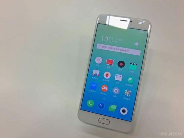 Meizu представила новий флагманський смартфон (фото). Пристрій має скляний корпус і металеву рамку, а також високі технічні характеристики.