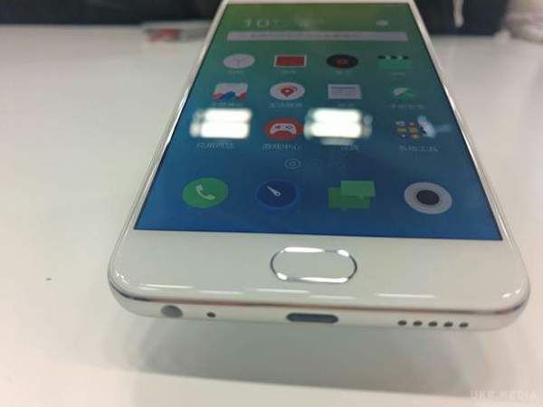 Meizu представила новий флагманський смартфон (фото). Пристрій має скляний корпус і металеву рамку, а також високі технічні характеристики.