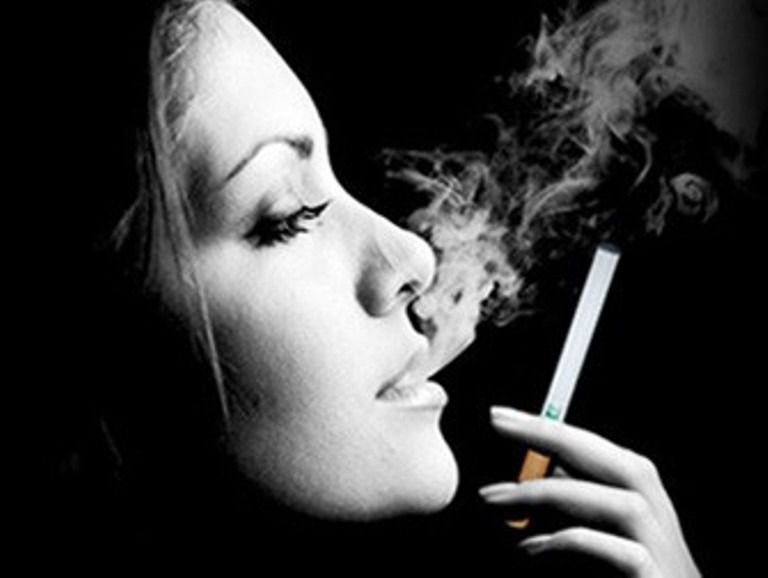  Як куріння впливає на тривалість життя жінок - експерти. Вчені зі Сполучених Штатів Америки провели дослідження, в ході якого з'ясували, яким чином куріння впливає на тривалість життя жінок.