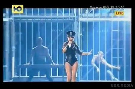 Ані Лорак вийшла на сцену у відвертій поліцейській формі. Популярна співачка вийшла на сцену у незвичному для себе шкіряному купальнику.