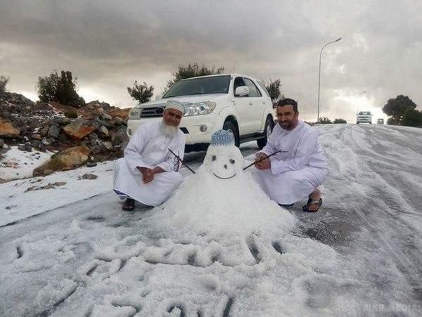 Саудівська Аравія постраждала від повеней і снігопадів (фото). 7 людей загинули і багато інших отримали поранення в результаті сильних дощів і повеней, що охопили різні регіони Саудівської Аравії.