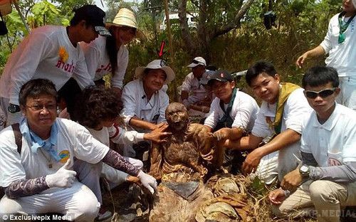 У Таїланді знайшли нетлінну мумію з магічними татуюваннями (фото). На кладовищі в провінції Мукдахан, розташованої на кордоні Таїланду і Лаосу, робочі проводили прибирання в натрапили на обвалившуюся могилу, в якій було видно останки людини. 