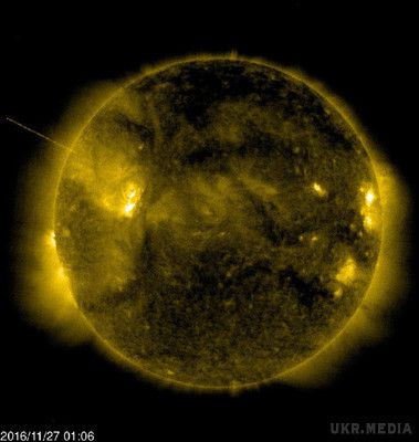Гігантські НЛО заправляються енергією Сонця (фото, відео). Знімок отриманий з борту сонячної обсерваторії SOHO (Solar and Heliospheric Observatory), вкрай спантеличив спостерігачів. В кадрі - якийсь білий об'єкт, від якого до Сонця тягнеться тонкий слід. 