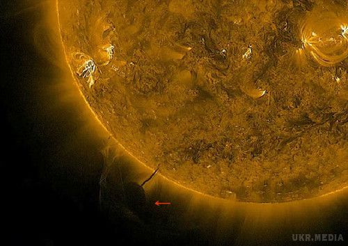 Гігантські НЛО заправляються енергією Сонця (фото, відео). Знімок отриманий з борту сонячної обсерваторії SOHO (Solar and Heliospheric Observatory), вкрай спантеличив спостерігачів. В кадрі - якийсь білий об'єкт, від якого до Сонця тягнеться тонкий слід. 