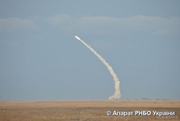 Турчинов підсумував ракетні запуски (фото). Турчинов зазначив, що ракети підтвердили бойові характеристики й всі вони вразили цілі.