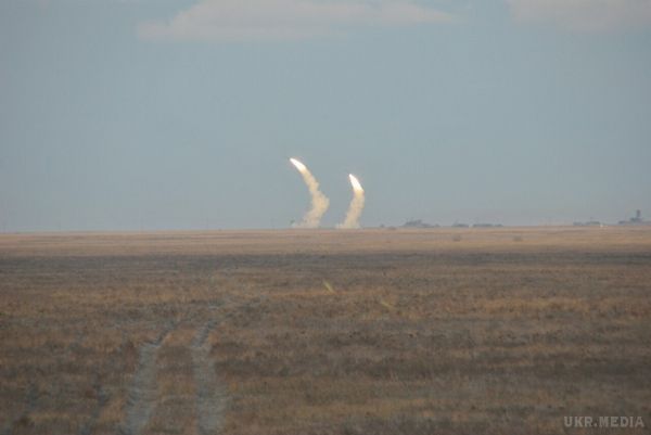 Турчинов підсумував ракетні запуски (фото). Турчинов зазначив, що ракети підтвердили бойові характеристики й всі вони вразили цілі.