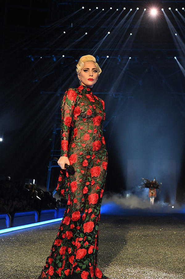 Леді Гага стала голосом показу нової колекції Victoria"s Secret (фото). Леді Гага була удостоєна честі стати голосом одного з найбільших подій у світі моди. Моделі Victoria"s Secret виходили на подіум під пісні відомої співачки.