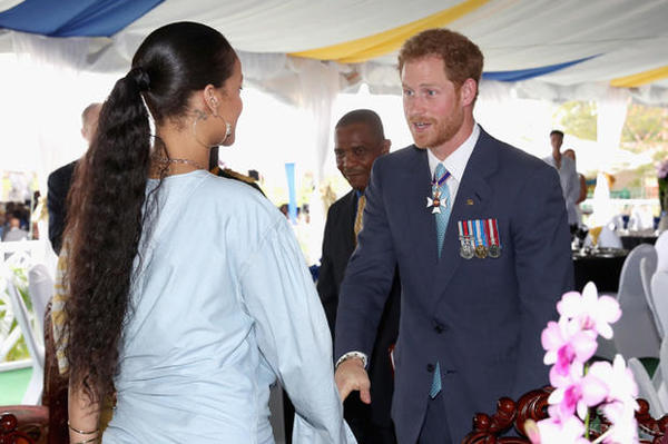 Принц Гаррі на Барбадосі познайомився з відомою співачкою (фото). Принц Гаррі в рамках свого туру по країнах Карибського басейну зустрівся з Ріанні, яка родом з острова Барбадос, куди приїхав онук Єлизавети II з делегацією.
