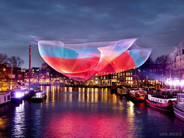 П'ятий Амстердамський фестиваль світла почався в голландській столиці. П'ятий Амстердамський фестиваль світла почався в голландській столиці. Мешканці та гості міста можуть кататися по його каналах і насолоджуватися вечірніми казковими краєвидами, прикрашеними безліччю яскравих інсталяцій.