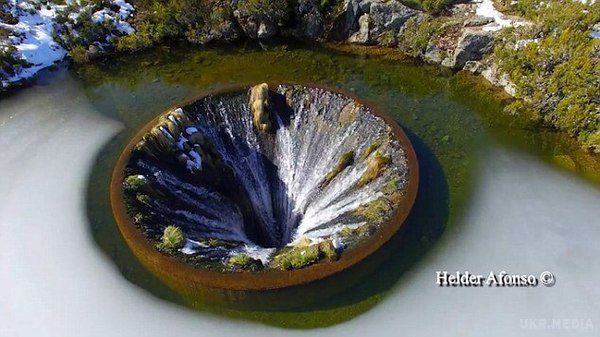 Секрет воронки на гірському озері у Португалії (фото). На одному з озер у горах Серра-да-Ештрела у Португалії знаходиться таємнича воронка, яка нагадує не то водоспад, не те портал в інший світ. 