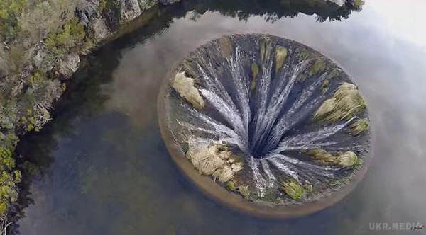 Секрет воронки на гірському озері у Португалії (фото). На одному з озер у горах Серра-да-Ештрела у Португалії знаходиться таємнича воронка, яка нагадує не то водоспад, не те портал в інший світ. 