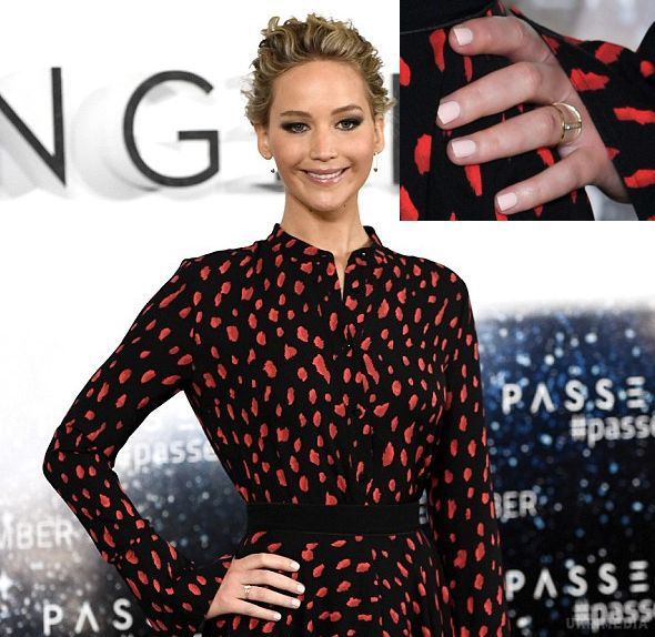 Лоуренс виходить заміж. 1-го грудня 2016 року, відбулася презентація трейлера нового фільму «Пасажири», в якому головну роль зіграла Дженніфер Лоуренс. 