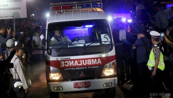 Поліцейський літак розбився в Індонезії, 13 людей загинули. Представник поліції уточнив, що на борту літака знаходився екіпаж з 5 осіб і вісім пасажирів. Літак розбився в акваторії провінції Острови Ріау в Південно-Китайському морі.